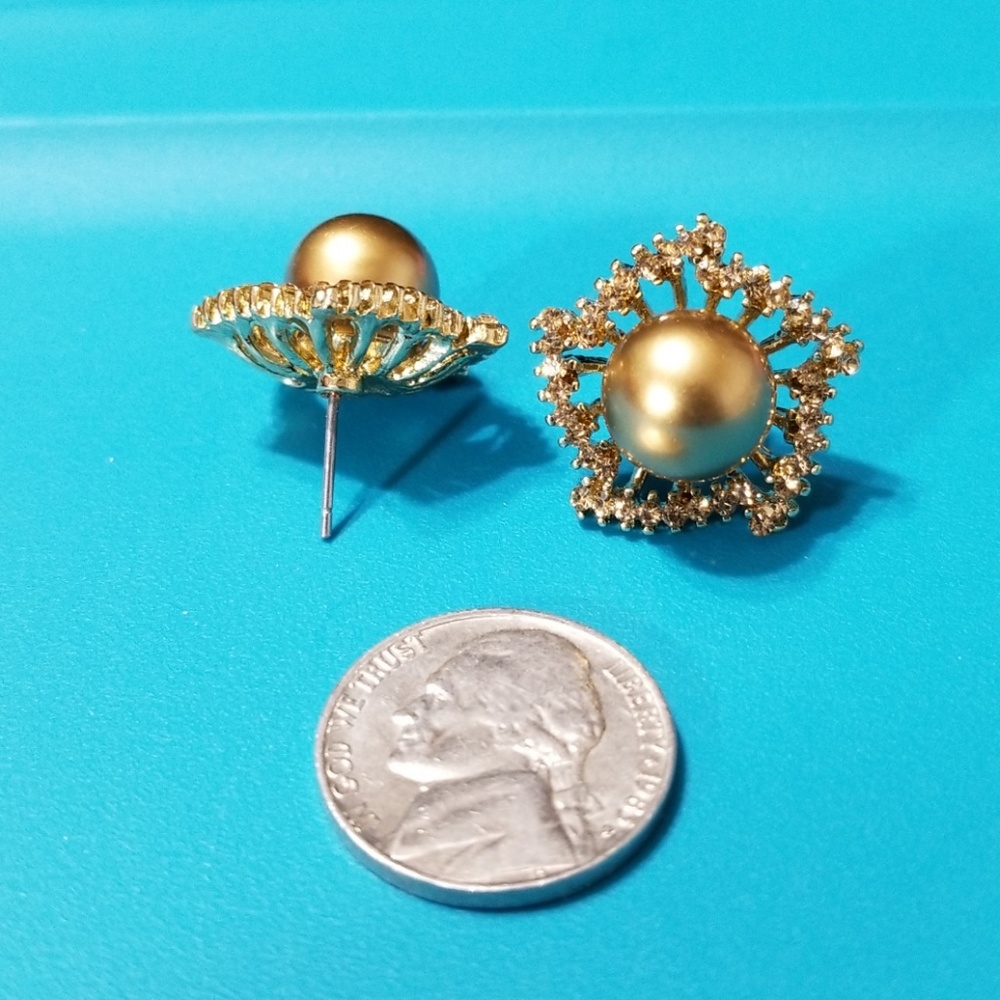 Faux pearl earrings - Picture 4 of 4